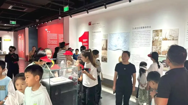 牛360配资 亦启行｜红色研学活动组织亲子家庭走进红星集体农庄